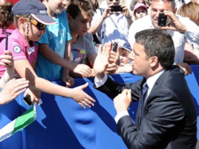 Renzi, facce Tarzan! Il lato uozzamerican del premier che dà il cinque