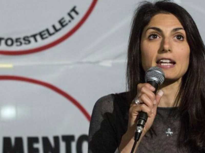 Virginia Raggi commenta i risultati elettorali (foto LaPresse)