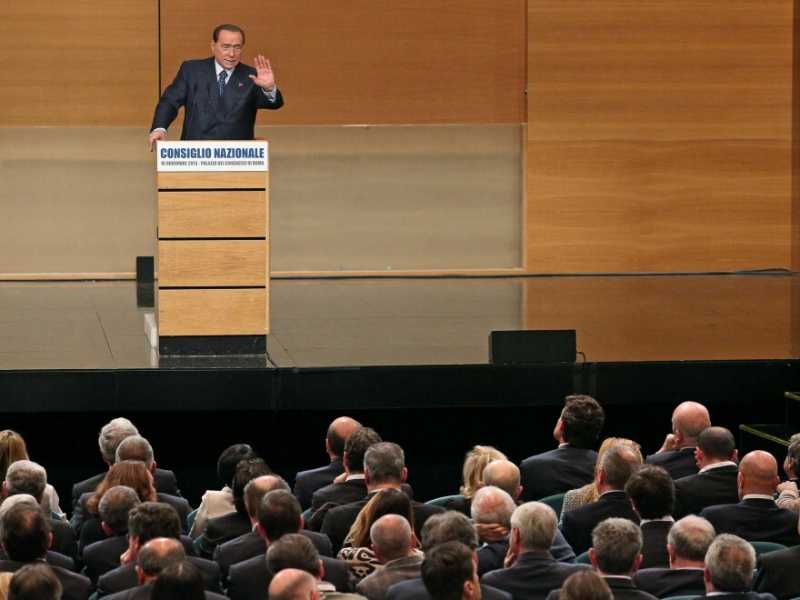 Berlusconi torna a Forza Italia: "Scissione per distanze personali". Alfano: "Scelta dolorosa per amore dell'Italia"