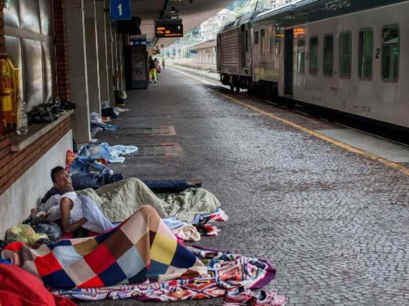 Migranti alla stazione di Ventimiglia (foto LaPresse)