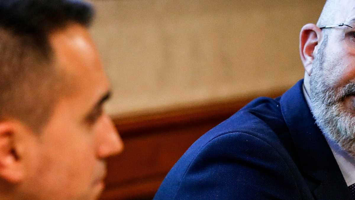 Immagine di Conte e Di Maio alla rincorsa del Pd, e Crimi (nel mezzo) non ne può più