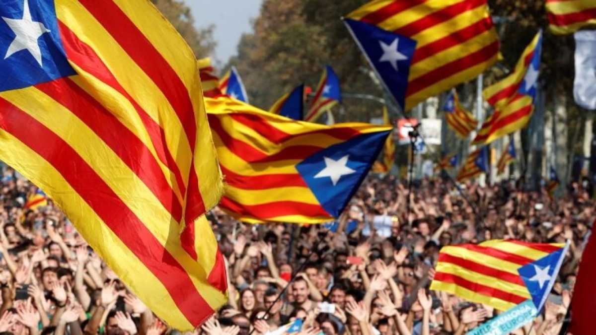 Immagine di L'indipendenza catalana, la svolta green dei paesi del Golfo e l'impero del botox. Di cosa parlare stasera a cena