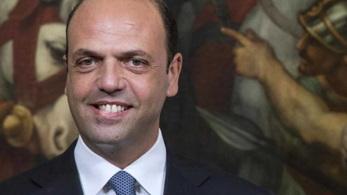 Immagine di Alfano critica Letta: "Invece che discolparsi con Repubblica dia una missione al governo"