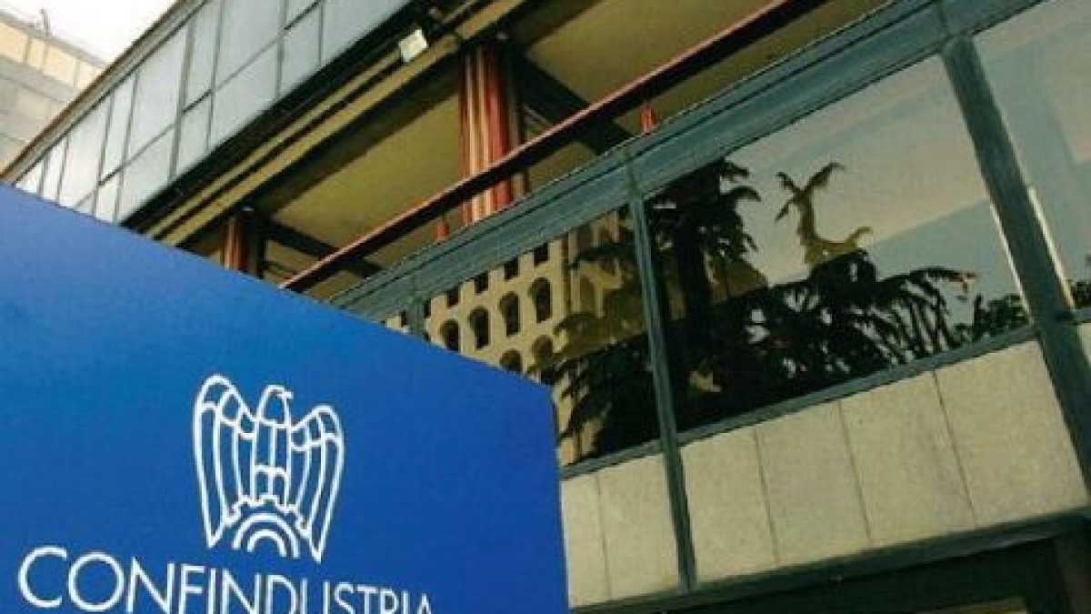Immagine di Confindustria sul lettino di Confindustria