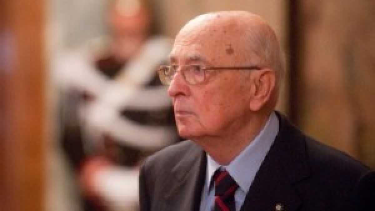 Immagine di Napolitano: "Monti è senatore a vita, non si può candidare"