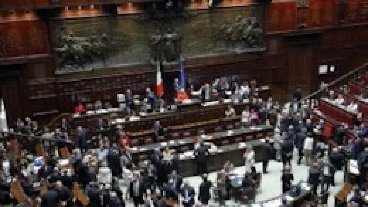 Immagine di Aggrappati a un solido partito. La politica nella post democrazia