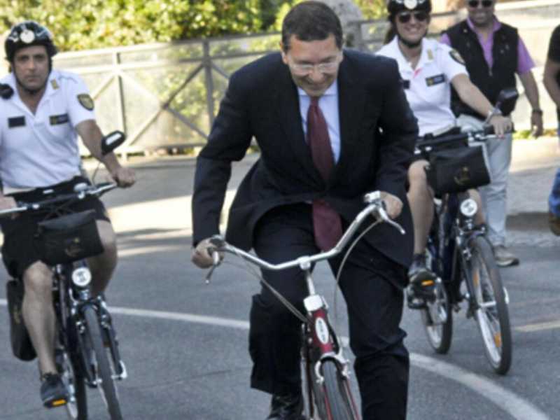 Al Campidoglio c’è un Caligola in bici che vuole chiudere i Fori imperiali