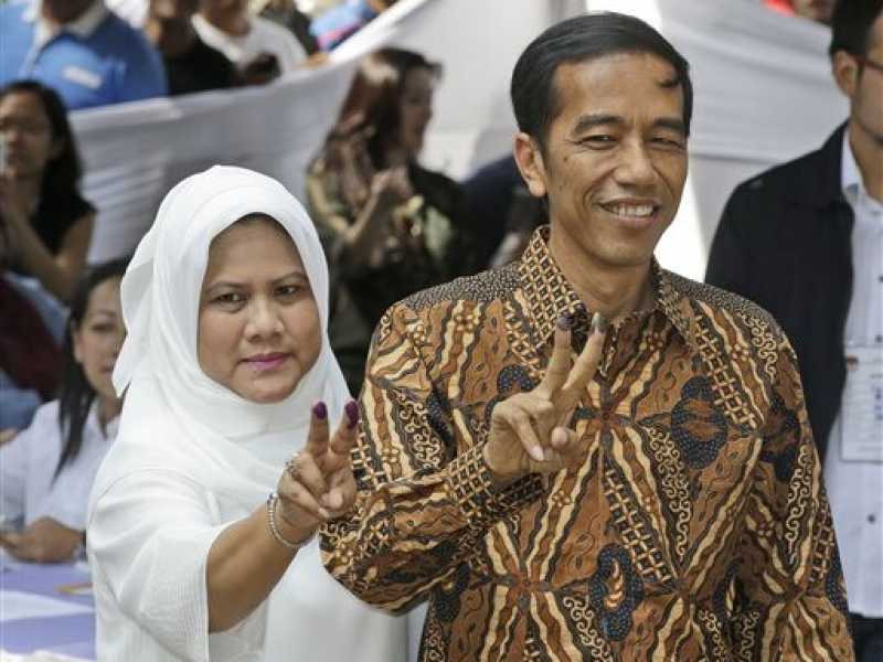 Il candidato alle presidenziali in Indonesia Joko Widodo con la moglie (Foto Ap)