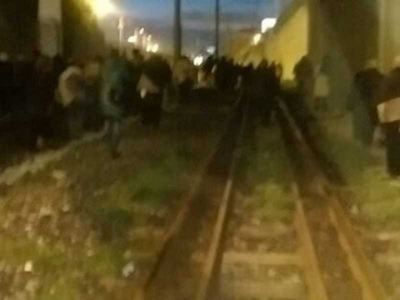 Passeggeri scappano lungo i binari della metro (fonte: Twitter)