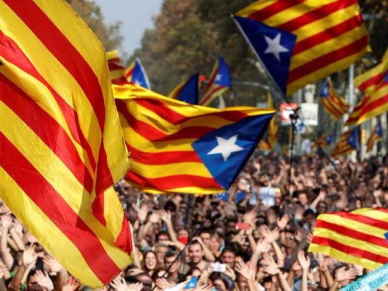 Immagine di L'indipendenza catalana, la svolta green dei paesi del Golfo e l'impero del botox. Di cosa parlare stasera a cena