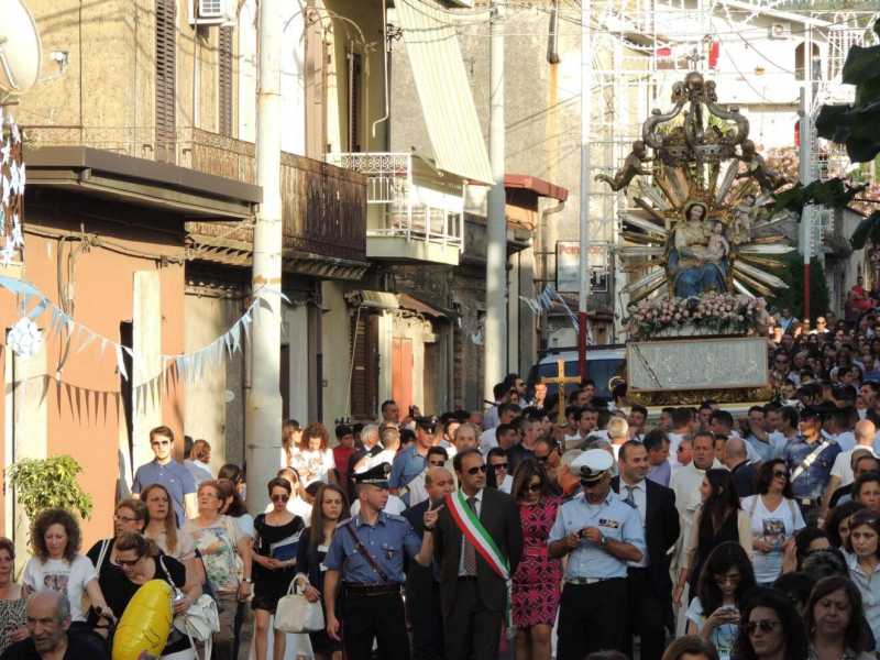 Un momento della processione a Oppido (foto LaPresse)