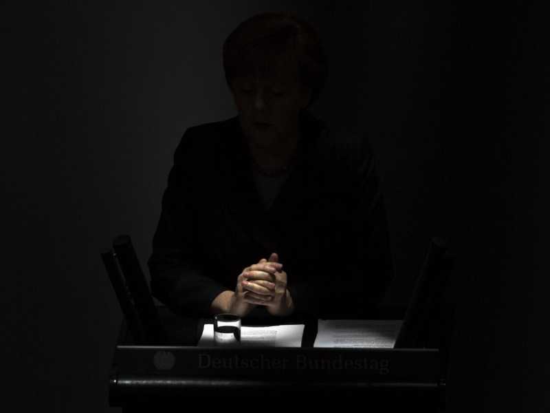 Le mani di Angela Merkel durante un discorso della Cancelliera tedesca al Parlamento di Berlino (foto LaPresse)