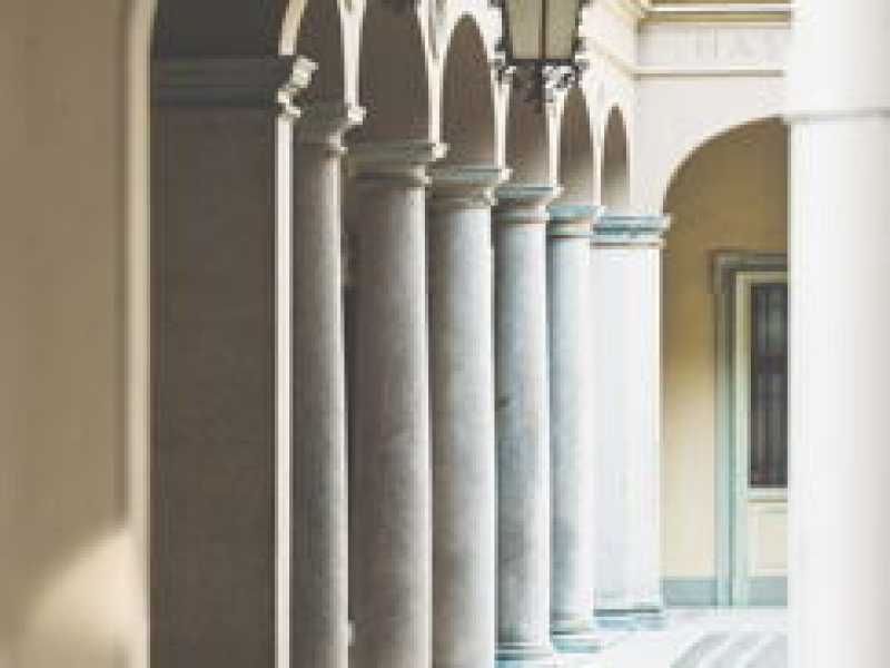 Mediobanca cerca fortuna all’estero ma ha molte grane in Italia