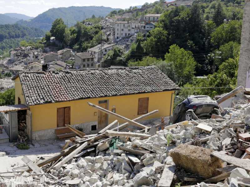 I danni provocati dal terremoto in Italia centrale (foto LaPresse)
