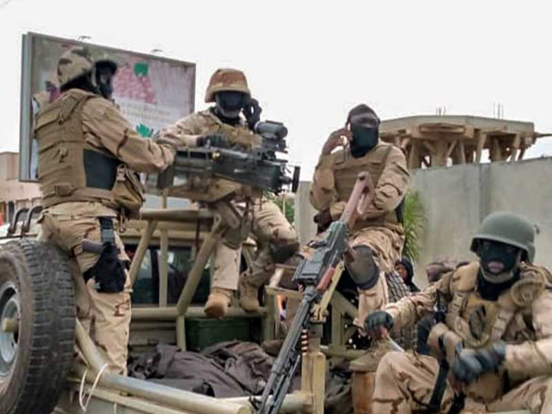 Le truppe e i cittadini del Mali si radunano fuori dalla residenza privata del presidente del Mali Ibrahim Boubacar Keita a Bamako, marted&igrave; 18 agosto 2020 (LaPresse)