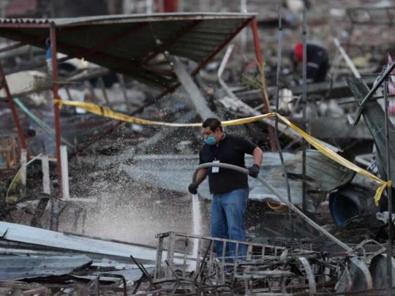 Quello che resta del mercato di Tultepec, in Messico, dopo le esplosioni (foto LaPresse)