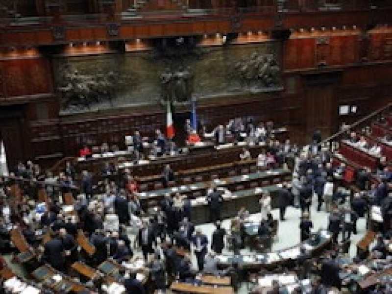 Aggrappati a un solido partito. La politica nella post democrazia