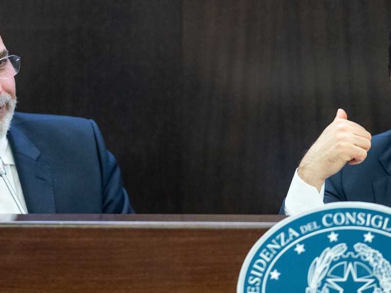 Giuseppe Conte con Vito Crimi (foto LaPresse)
