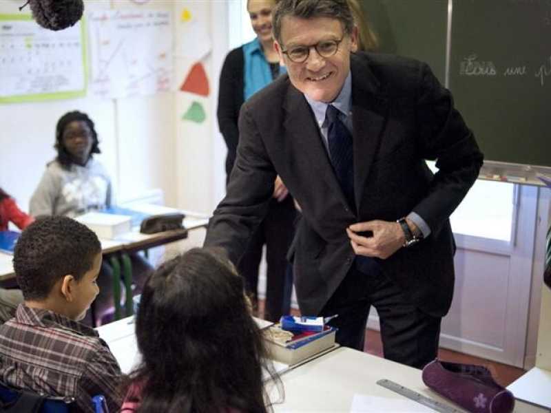 Il governo francese e la laicità a tutti i costi che passa per la scuola