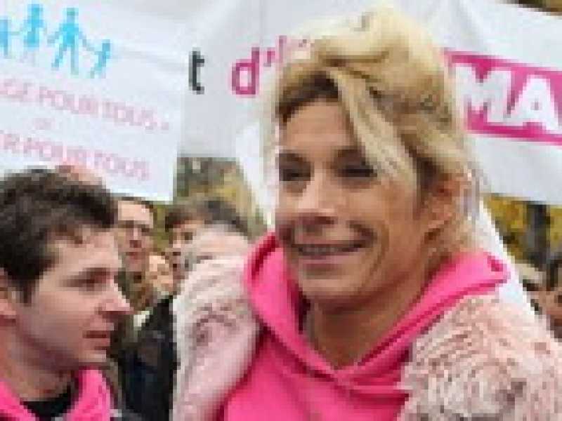 Così Frigide, l’amica dei gay, ha riempito le piazze contro le nozze gay