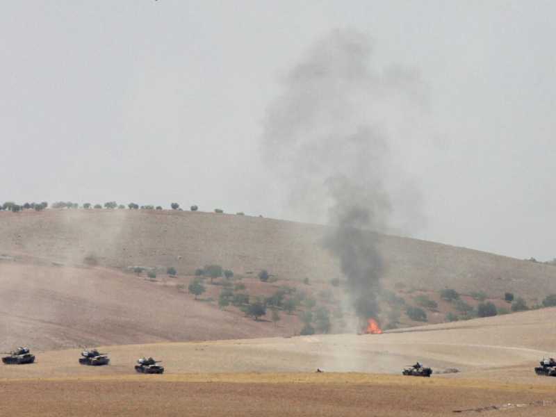 Corazzati turchi in azione al confine con la Siria nella provincia di Gaziantep (foto LaPresse)