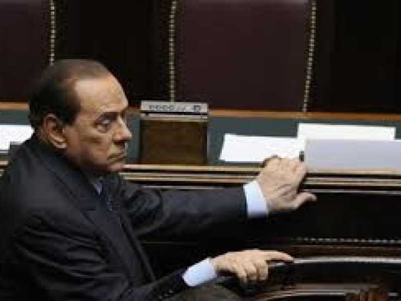 La giostra del Cav. pare fermarsi sulla crisi, ma poi riparte pazzamente