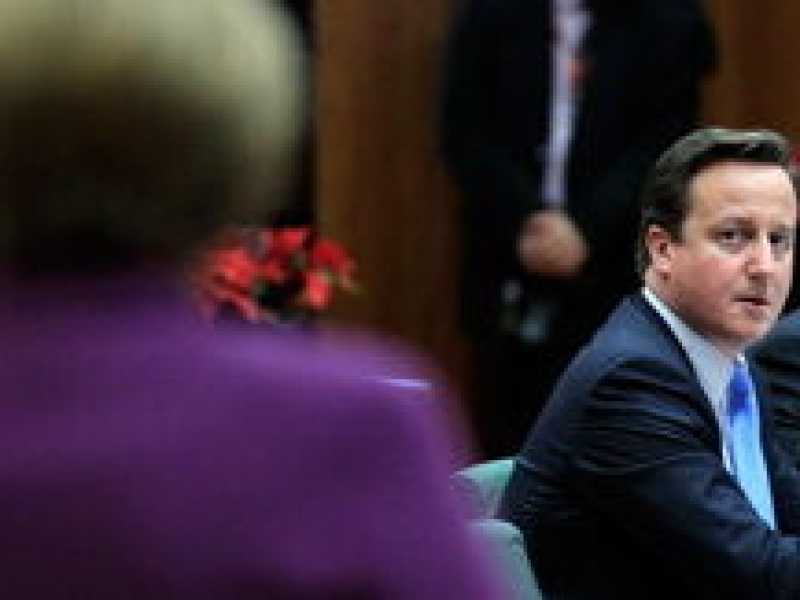Un calcio arriverà, Mr Cameron: meglio da Merkel o dai Tory?