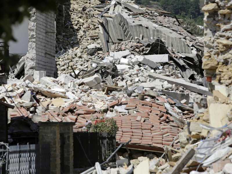 I danni provocati dal terremoto (foto LaPresse)