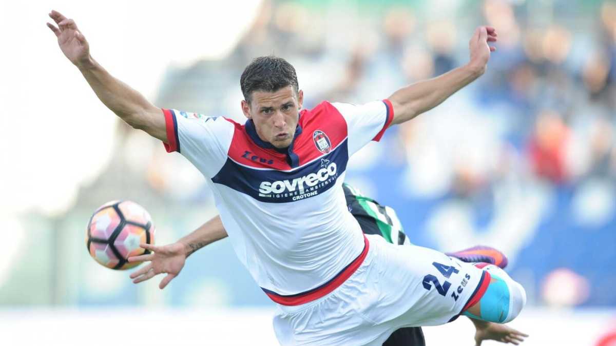 Immagine di Gli strani stranieri e l'esilio terminato del Crotone. La domenica nel pallone
