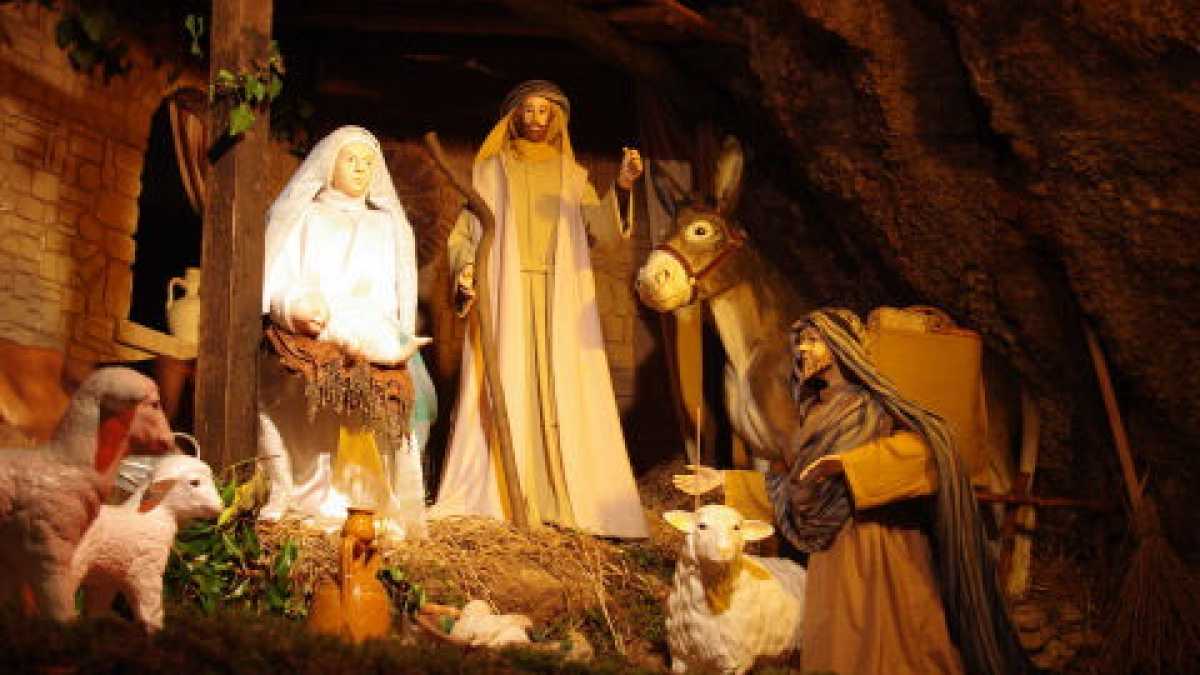 Immagine di Benedetti siano i farmacisti, con le loro vetrine in cui la Natività è rappresentata come Cristo comanda