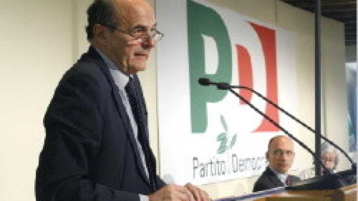 Immagine di Bersani ufficializza le "primarie aperte", si candida e apre al Pdl sulla legge elettorale