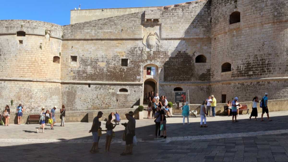 Immagine di Turisti in gabbia a Otranto