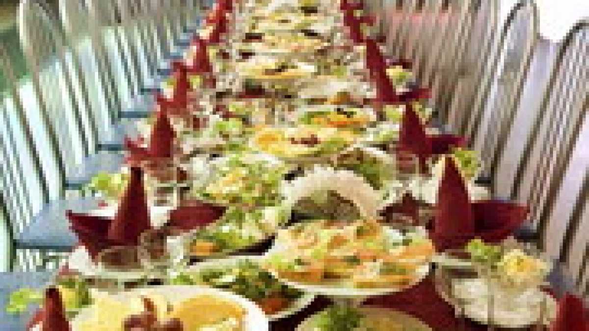 Immagine di Come sopravvivere al Natale in caso di cenone accanto a Beppe Severgnini
