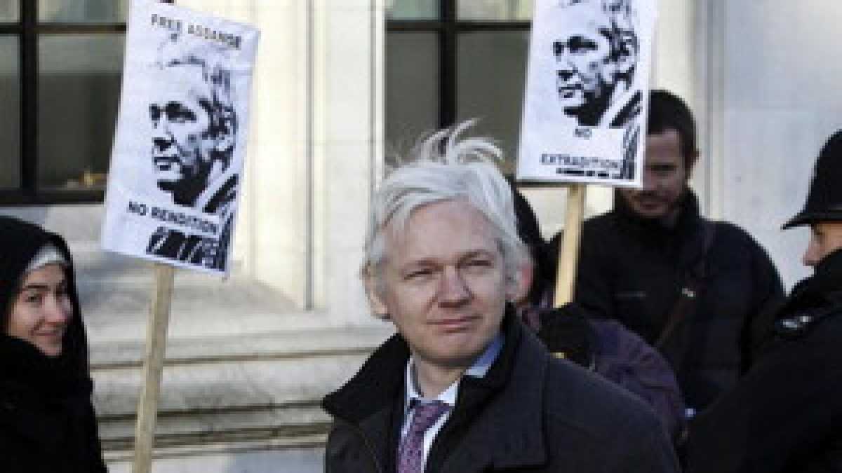 Immagine di Non basta il giudice Garzón per salvare Assange, ci pensa la mamma