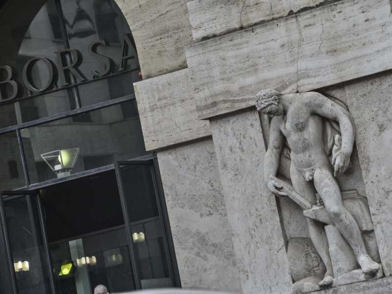 Piazza Affari a Milano (foto LaPresse)