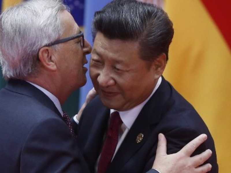 Il presidente cinese Xi Jinping abbraccia quello della commissione Ue, Jean Claude Juncker (foto LaPresse) 