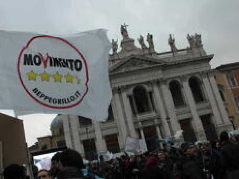 Denti digrignati e gioia apocalittica. Così Grillo e i suoi prendono Roma