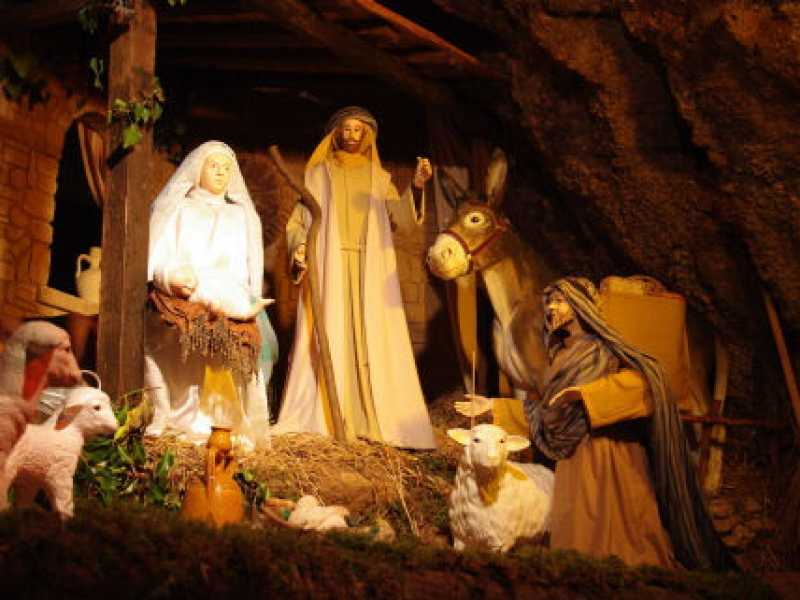 Benedetti siano i farmacisti, con le loro vetrine in cui la Natività è rappresentata come Cristo comanda