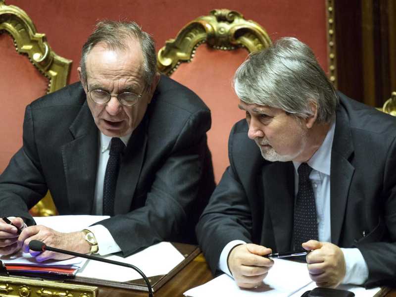 Il ministro dell'Economia Pier Carlo Padoan e quello del Lavoro Giuliano Poletti (foto LaPresse)