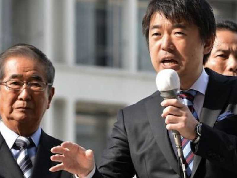 Il sindaco di Osaka, Toru Hashimoto, con il suo omologo di Tokyo Shintaro Ishihara
