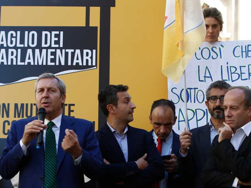 Rappresentanti di Più Europa in Piazza Montecitorio, contro il taglio dei parlamentari (foto LaPresse)