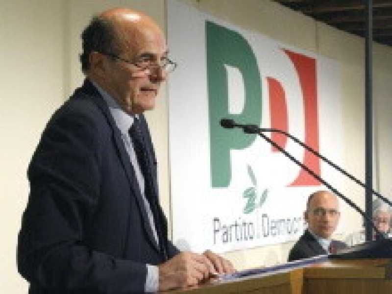 Bersani ufficializza le "primarie aperte", si candida e apre al Pdl sulla legge elettorale