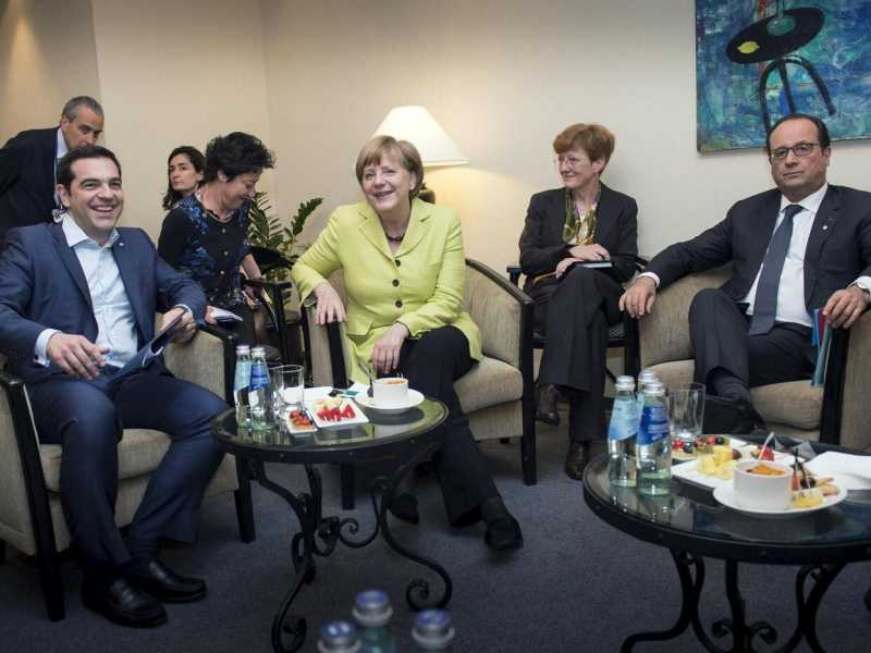  Angela Merkel, Francois Hollande e Alexis Tsipras a Riga (foto LaPresse) 