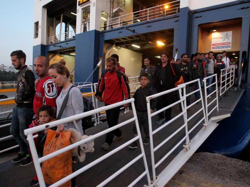 Lo sbarco di rifugiati al porto del Pireo di Atene (foto LaPresse)