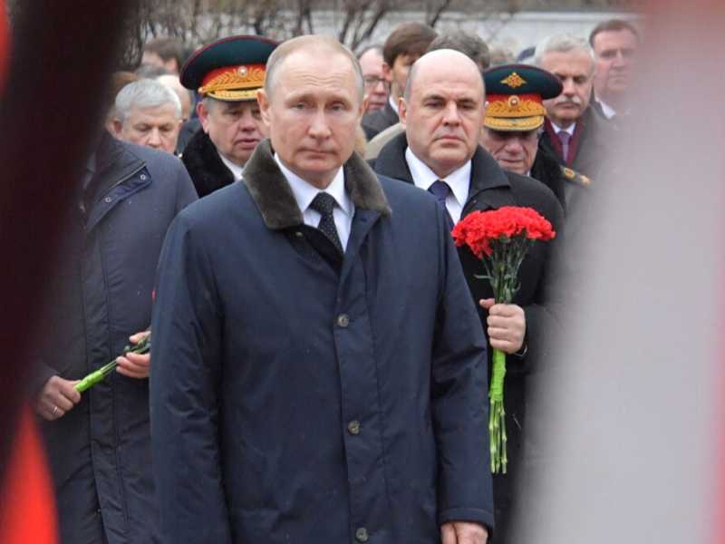 Il presidente russo Vladimir Putin lo scorso febbraio durante la festa per la Difesa della patria (LaPresse)