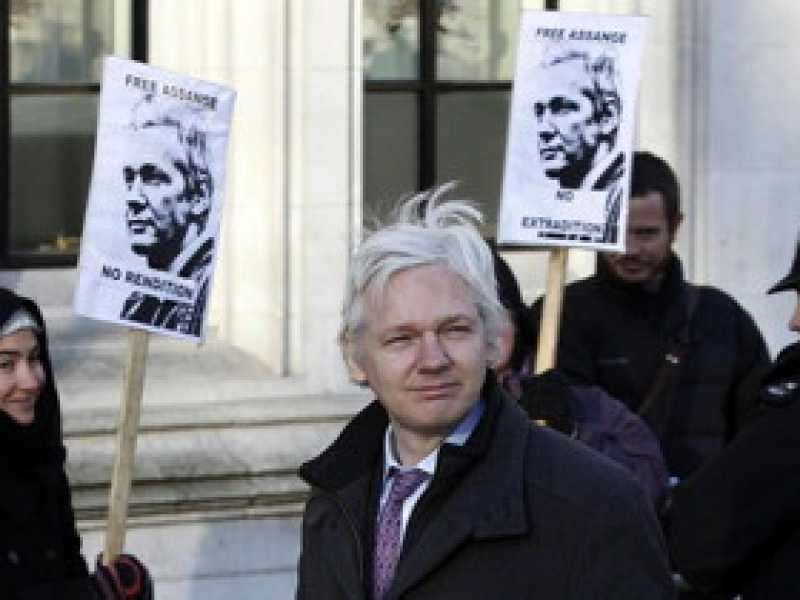 Non basta il giudice Garzón per salvare Assange, ci pensa la mamma