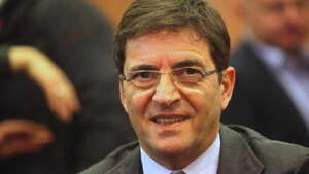 Immagine di L'ex sottosegretario Nicola Cosentino in manette. L'accusa è estorsione mafiosa