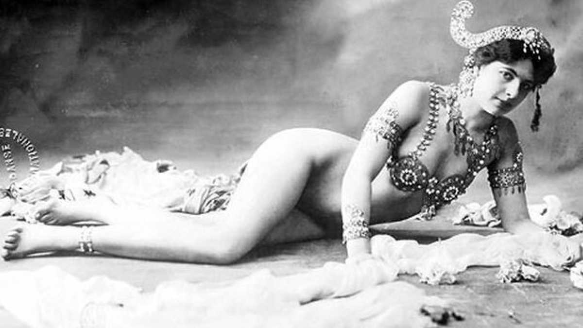 Immagine di La minorenne che ha accoltellato la figlia appena nata e il seno flaccido di Mata Hari