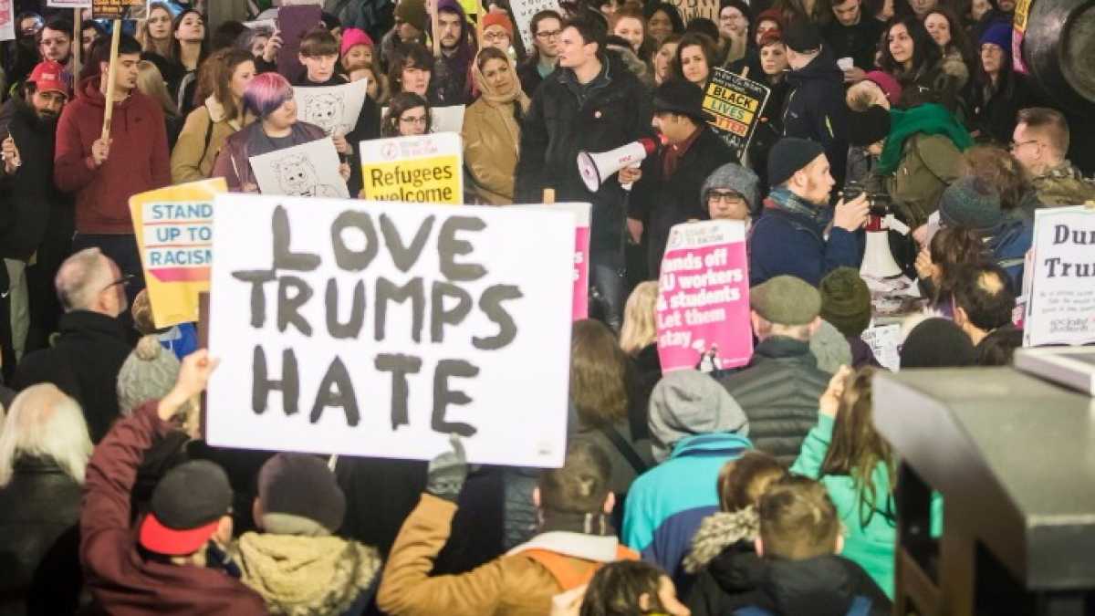 Immagine di L'arresto del procuratore capo di Aosta e le proteste contro Trump. Le notizie del giorno, in breve