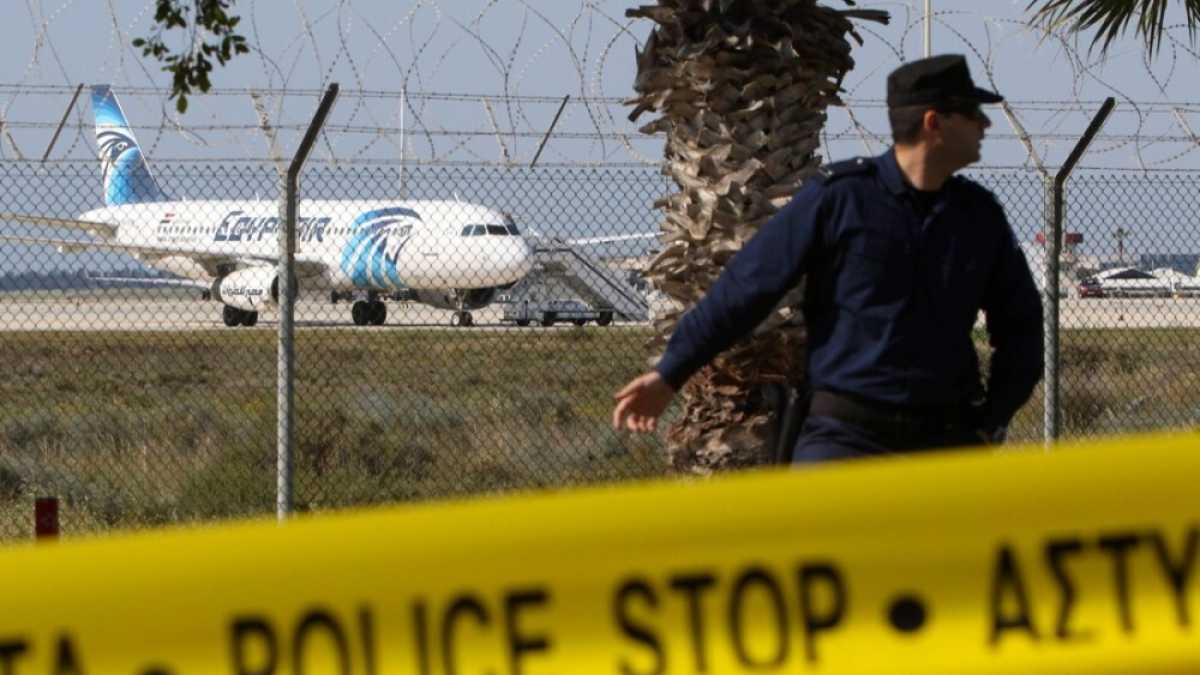 Immagine di Arrestato il dirottatore dell'aereo egiziano, dice il governo di Cipro - FOTO e VIDEO